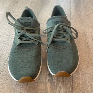 Size 6 green new balance tennis shoes with memory foam
